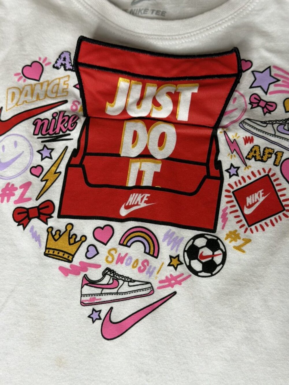 Nike Tee Girls 6-7 White Just Do It Shoebox Heart Graphic T-Shirt